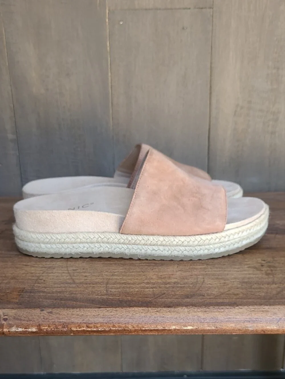 EUC Vionic Yamina Sandal Women's sz 7.5 Tan Suede Large Strap Platform Sandal
